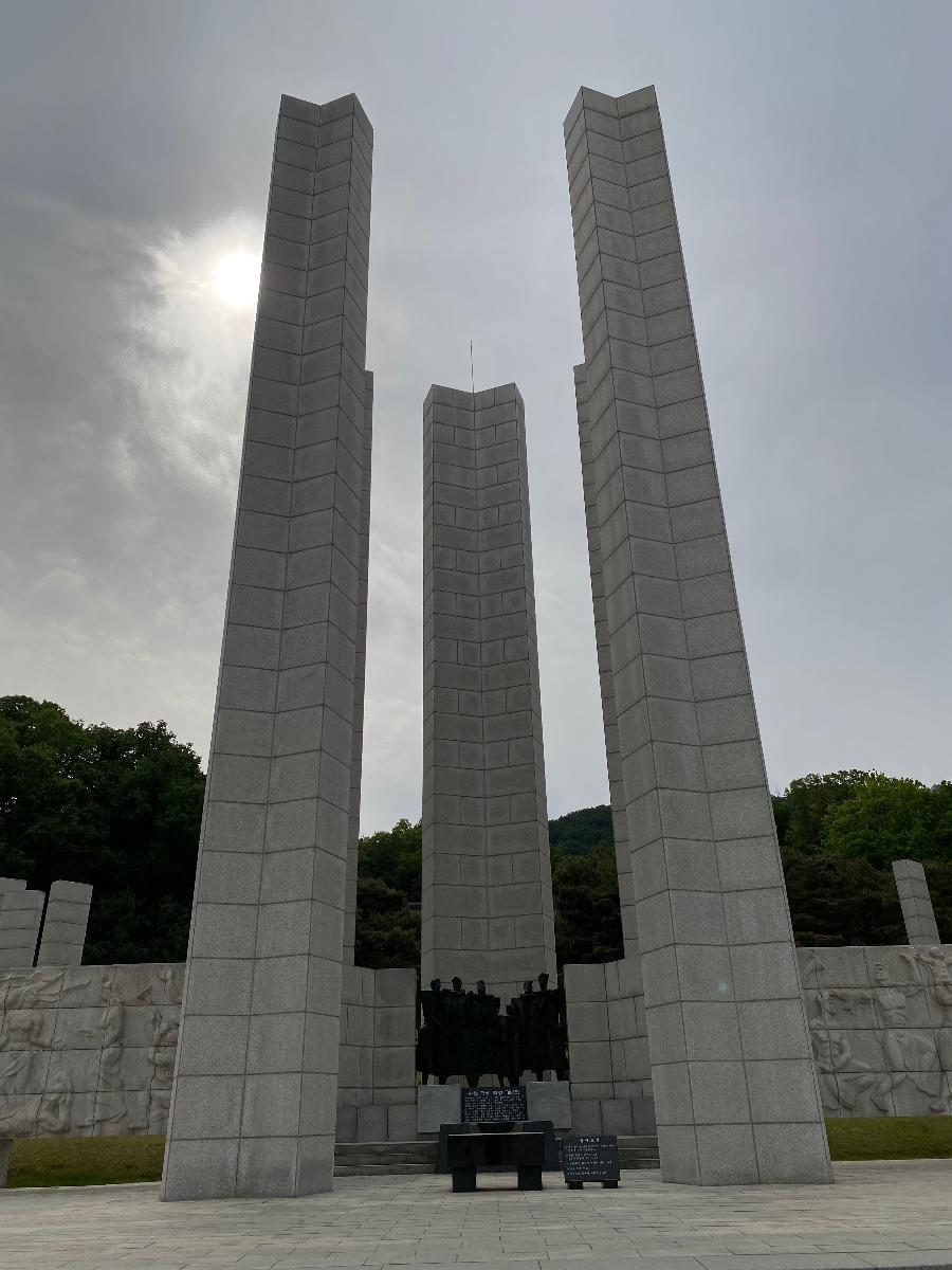 기념탑 및 분향소-높이 21m의 탑주 일곱개가 솟아있다 