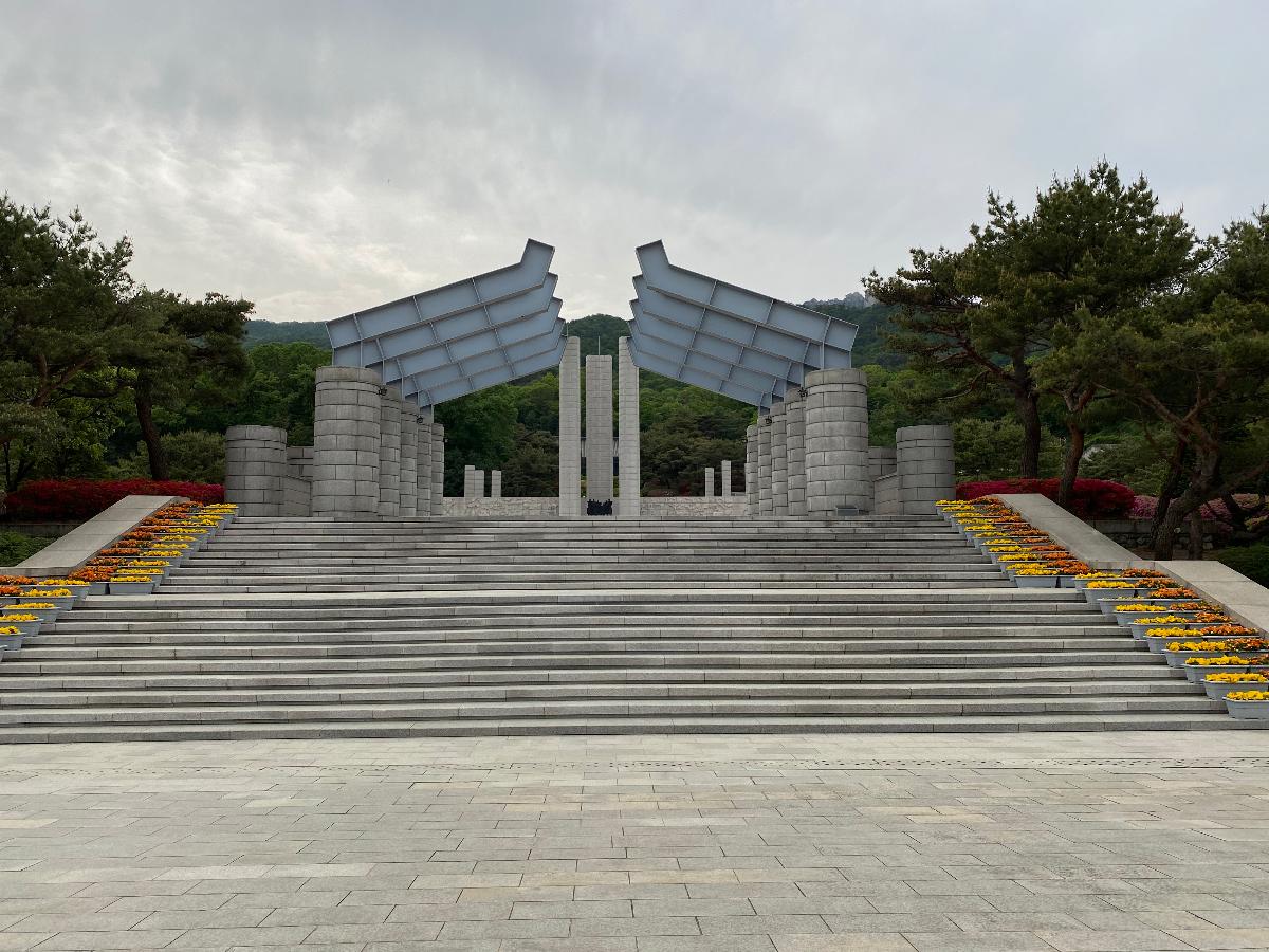 상징문 - 성역공간과 휴게공간을 구분함으로써 민주영령에 대한 충정의 감정을 고양(작가:전찬진, 규격:1.5X3.6M)