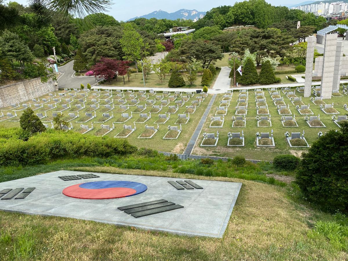 4.19민주열사들의 국가를 위한 헌신을 기리기 위해 2묘역과 3묘역 사이 경사면에 대형 화강석 태극기