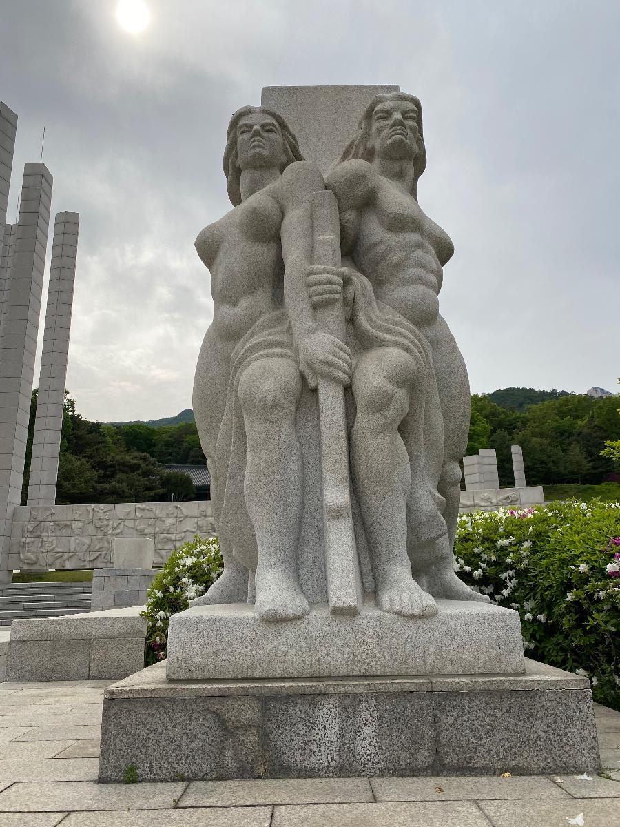기념탑 및 분향소 주위의 수호자상