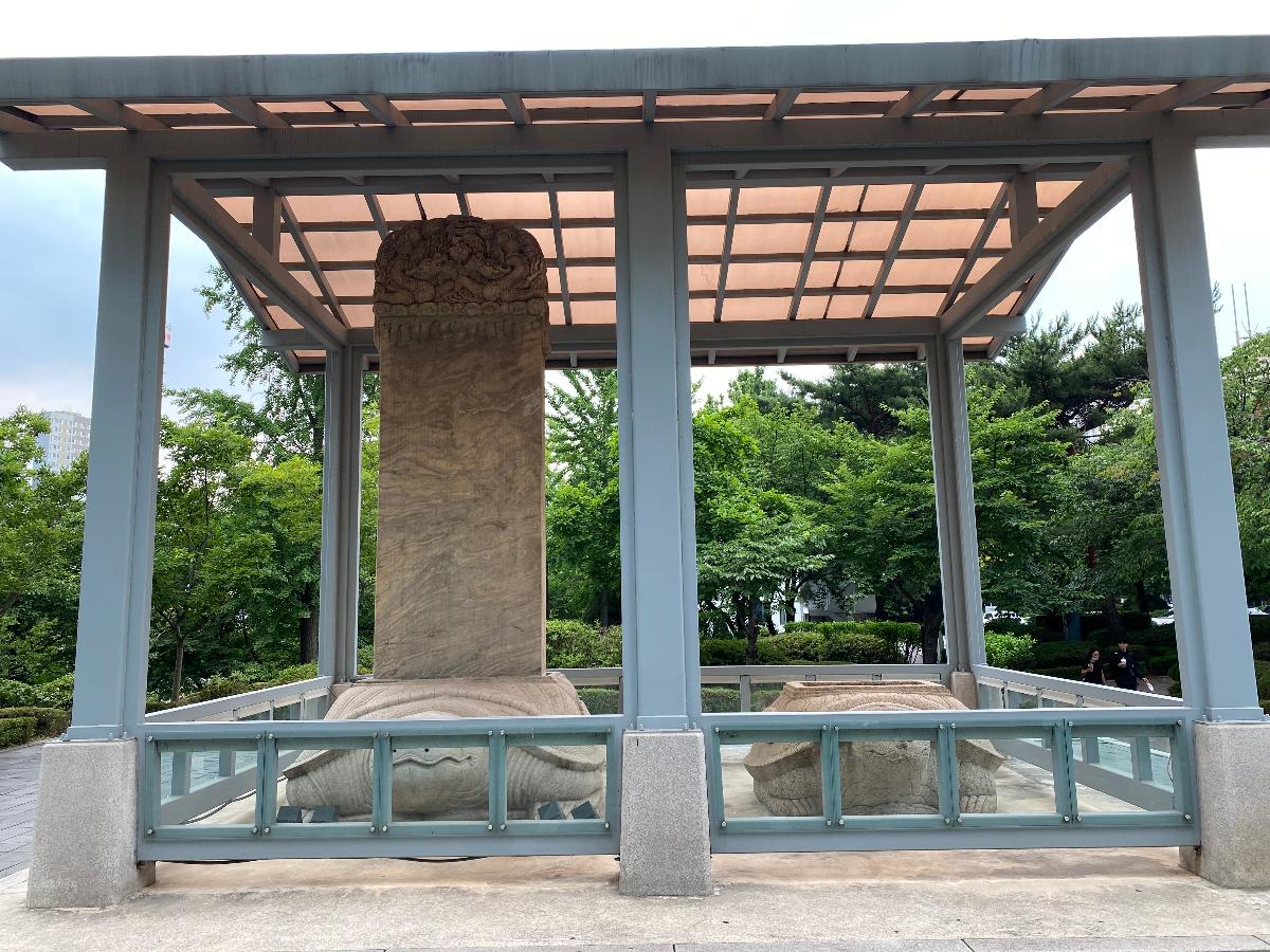 서울 삼전도비(사적 제101호)는 고종 32년(1895)에 청일전쟁이 끝난 뒤 땅속에 묻혔으나 1917년에 일제의 조선총독부가 다시 세웠고 1956년에 문교부 조도로 또다시 땅속에 묻히는등 수난을 겪었다. 이후 홍수로 비석의 모습이 드러나면서 자리를 옮겨 다시 세웠고 1963년에 사적으로 지정되면서 문화재의 위상을 갖추게 되었다. 원래 위치(현재 석촌호수 서호 내부)에 가장 가까운 곳에 세워야 한다는 의견이 많아 2010년에 서울시 송파구 잠실동 석촌호수로 옮기고 보호각을 설치했다(참조 : 서울 삼전도비 안내판)