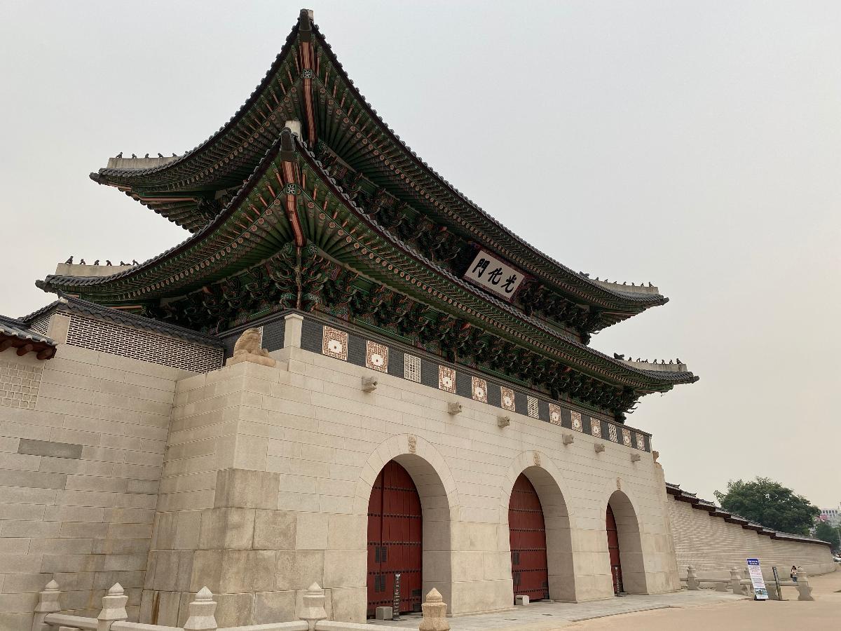태조 이성계가 조선을 건국하고 한양 천도하면서 지어진 경복궁. 경복궁의 정문인 위풍당당한 광화문