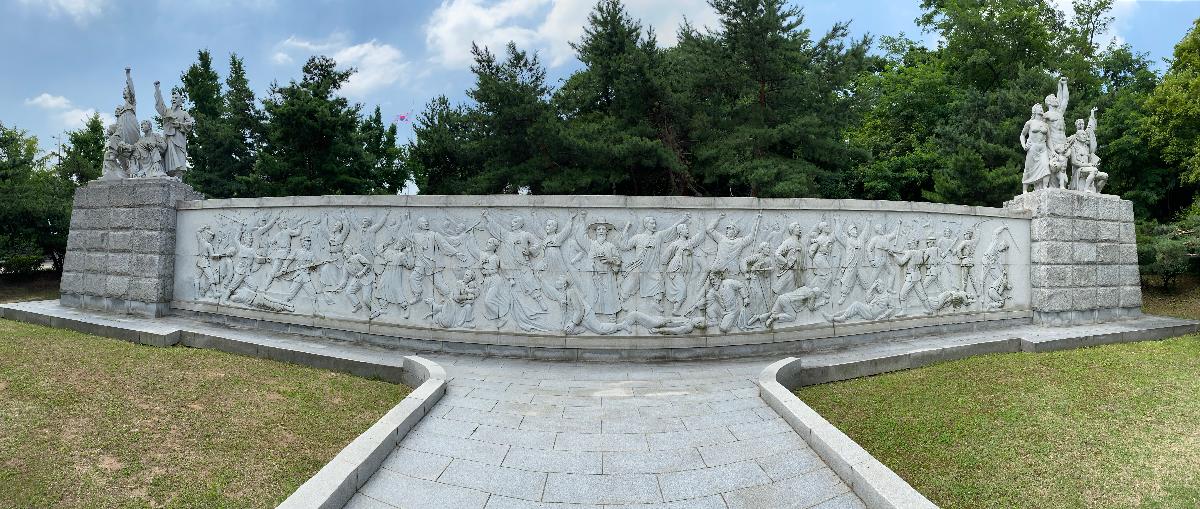 서울 중구 장충단로에 있는 3·1독립운동기념탑 주변 조형물 : 서울 중구 장충단로에 있는 3·1독립운동기념탑은 정부수립 제50주년 기념일인 1998년 8월 15일에 착공하여 3·1운동 80주년 기념일인 1999년 3월 1일에 준공하였다. 장충동 국립극장을 지나서 가는 길에 위치해 있다.