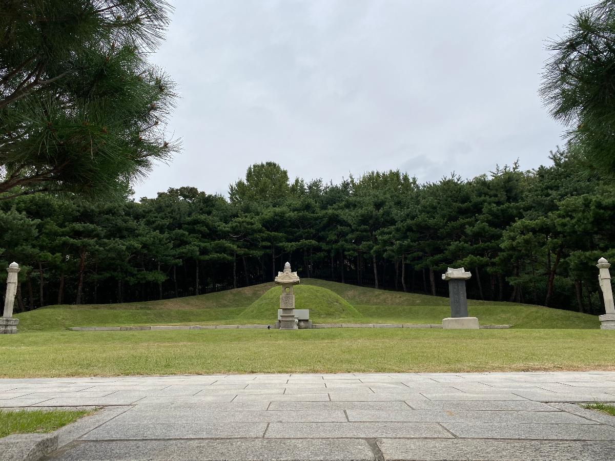 백범 김구선생의 묘 : 조국 독립을 위해 일생을 바친 대한민국임시정부 주석 백범 김구선생(1876~1949)의 묘역이다. 용산구 효창공원내에 위치하고 있다.