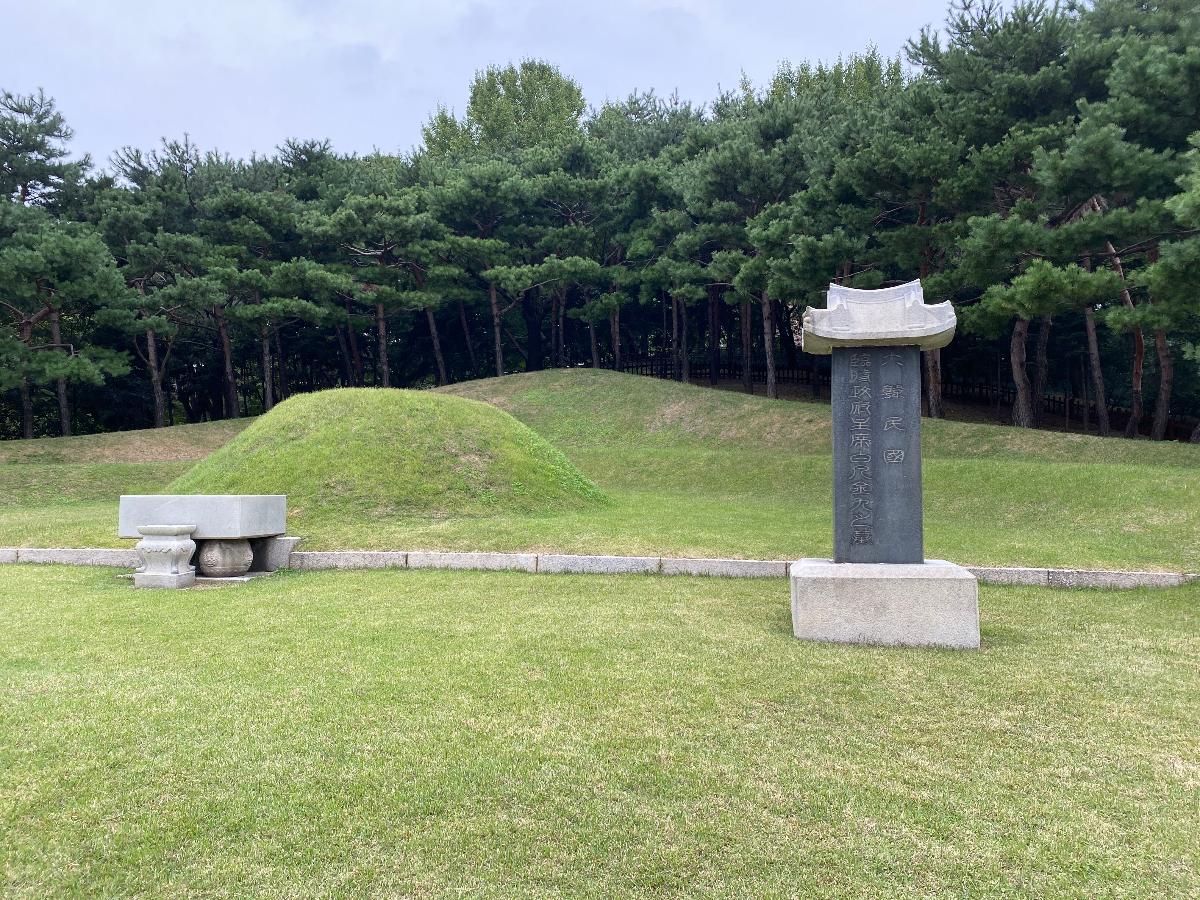 백범 김구선생의 묘 : 조국 독립을 위해 일생을 바친 대한민국임시정부 주석 백범 김구선생(1876~1949)의 묘역이다. 용산구 효창공원내에 위치하고 있다