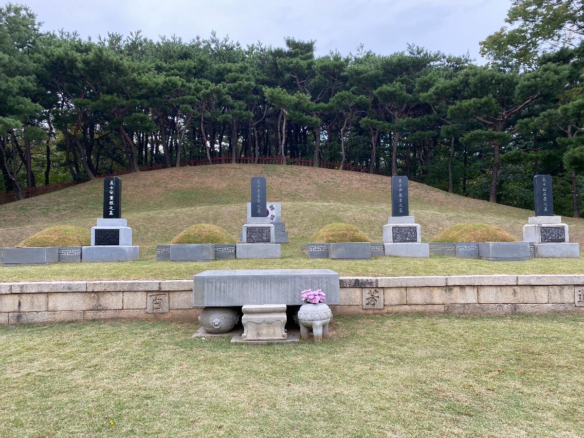 조국 광복을 위해 몸 바친 이봉창,윤봉길, 백정기 의사를 모신 묘역이다. 삼의사는 1946년 김구 선생의 주선으로 이곳에 봉환 안장되었다. 삼의사 묘 왼편에는 1819년 3월 26일 중국 뤼순 감옥에서 순국한 안중근(1879~1910)의사의 유해를 찾으면 안장하고자 마련한 빈 무덤이 있다.