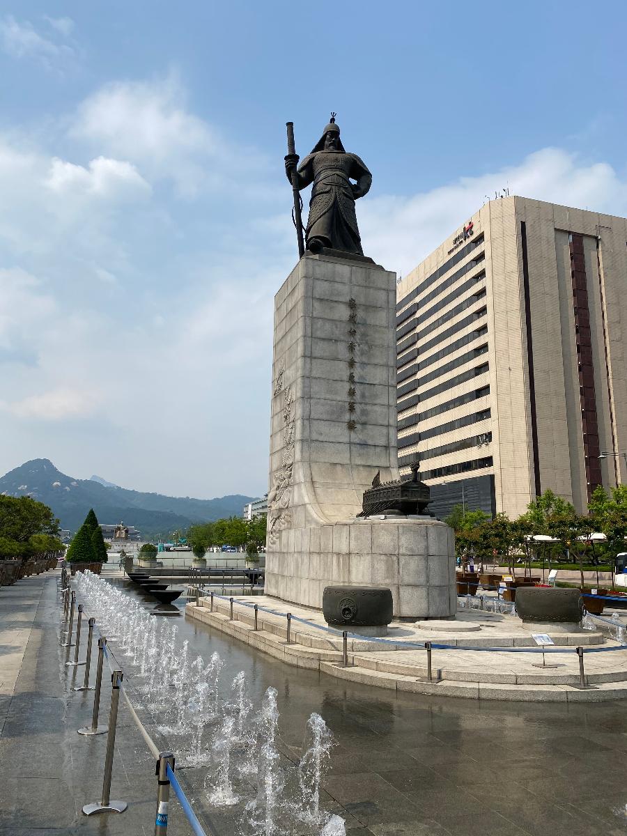서울 광화문 광장의 이순신장군 동상