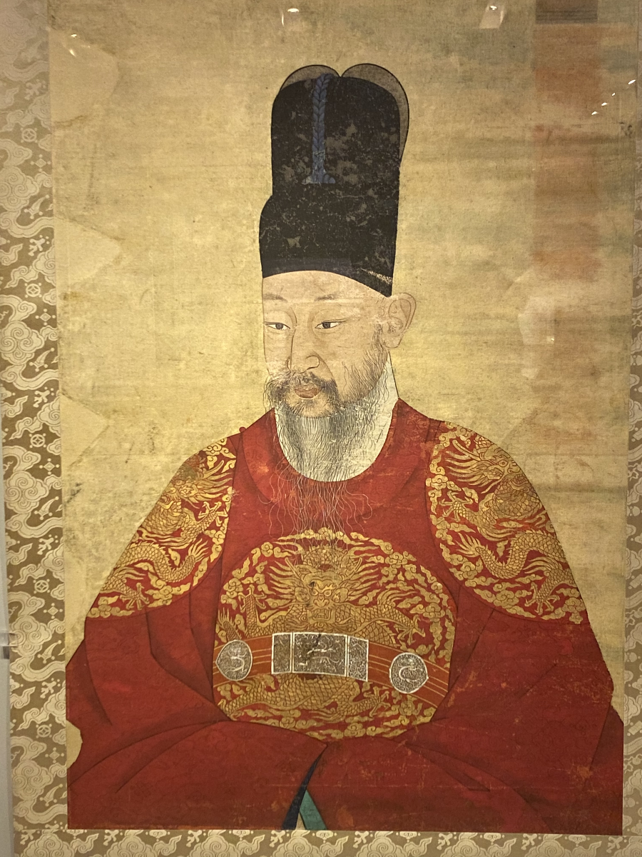 조선 제21대 왕 영조 어진 : 51세 때의 초상화. 정면을 향하지 않고 특이하게 오른쪽을 바라보고 있는 자세이다. 이는 초상화가 영조의 모친인 숙빈최씨의 신위를 모신 사당인 육상궁에 봉안되었기 때문으로 생각된다(출처 : 국립중앙박문관)