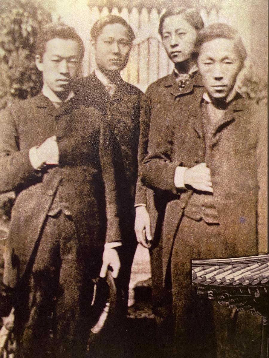 한손을 외투에 넣은 자세는 나폴레옹이 지병인 복통때문에 자주 외투안에 손을 넣었던 것이 유행이 되었다고 한다. 각국의 야심가들이 즐겨 따라하는 자세가 되었다고 한다