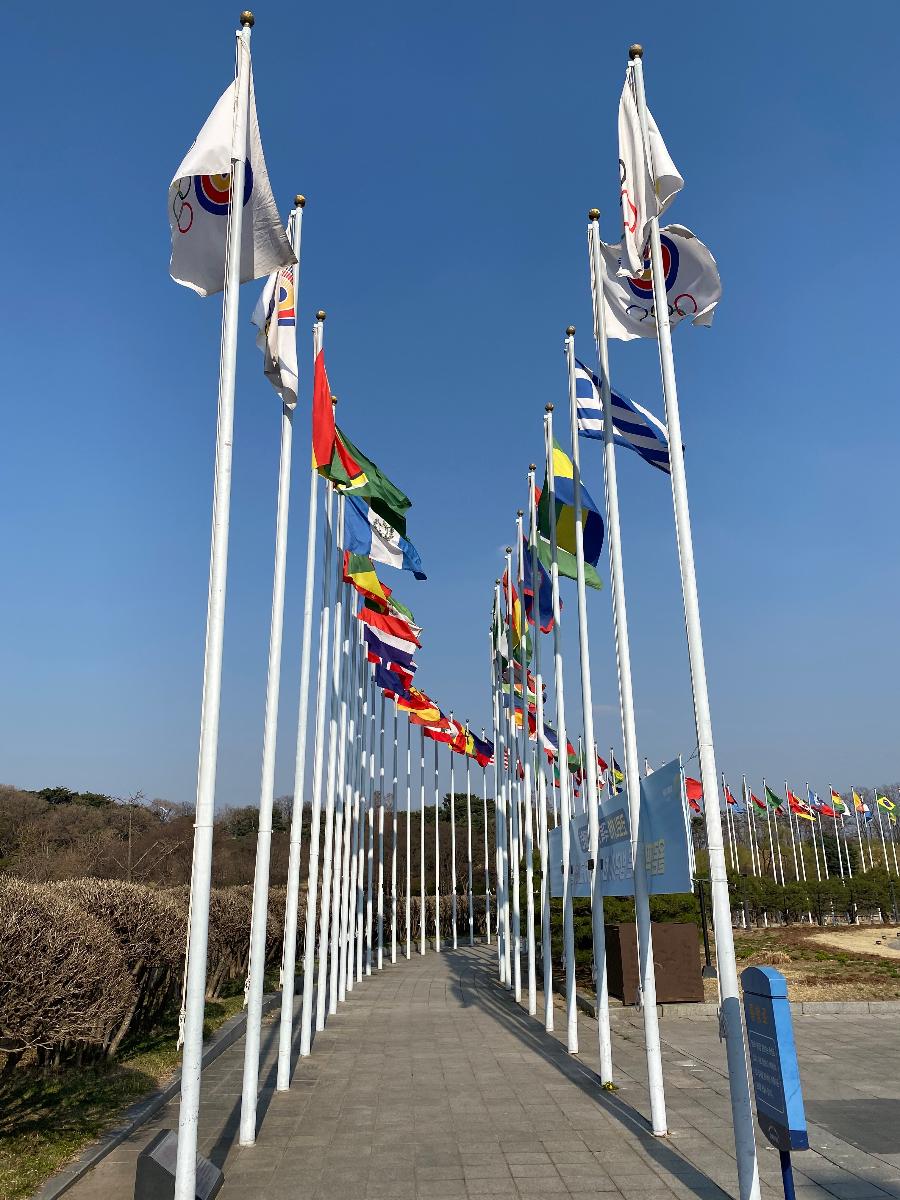 국기광장 : 게양되어 있는 올림픽기, 서울올림픽 휘장기와 국기들은 제24회 서울올림픽대회에 참가한 세계 160개국을 기념하기 위해 당시의 참가국 국기를 게양, 동서화합을 이루었던 서울올림픽의 영광을 길이 기념하는 조형물이다