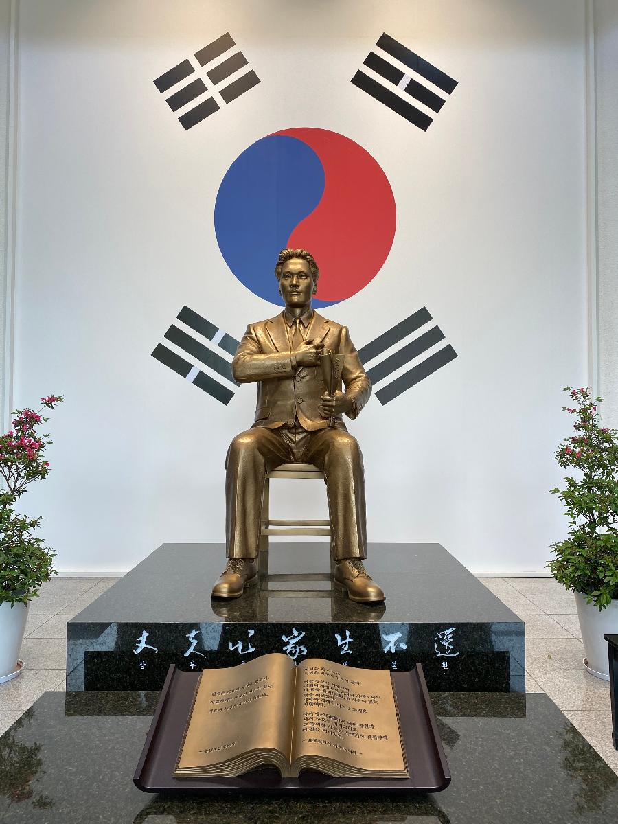 매헌윤봉길의사 기념관 로비에 있는 윤봉길의사 동상