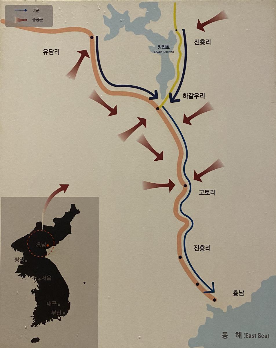 장진호 전투는 동부전선의 미 제10군단 예하 해병사단이 함경남도 장진군 장진호 북쪽으로 진출하던 중 장진호 일대를 포위한 중공군 제9병단 예하 사단과 치열한 전투를 벌이면서 장진호계곡에서 함흥지역까지 철수하면서 전개한 전투이다 [출처 : 전쟁기념관]