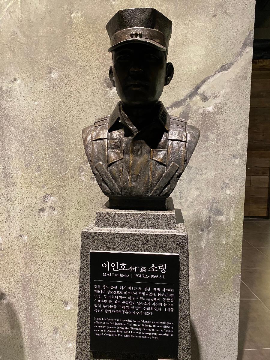 이인호소령 흉상 : 해사 제11기로 임관. 해병 제2여단 제3대대 정보장교로 베트남에 파병되었다. 1966년 8월 11일 투이호아지구 해풍작전에서 동굴을 수색하던 중 적의 수류탄이 날아오자 자신의 몸으로 덮쳐 부하들을 구하고 장렬히 산화하였다. 1계급 특진과 함께 태극무공훈장이 추서되었다 - 전쟁기념관