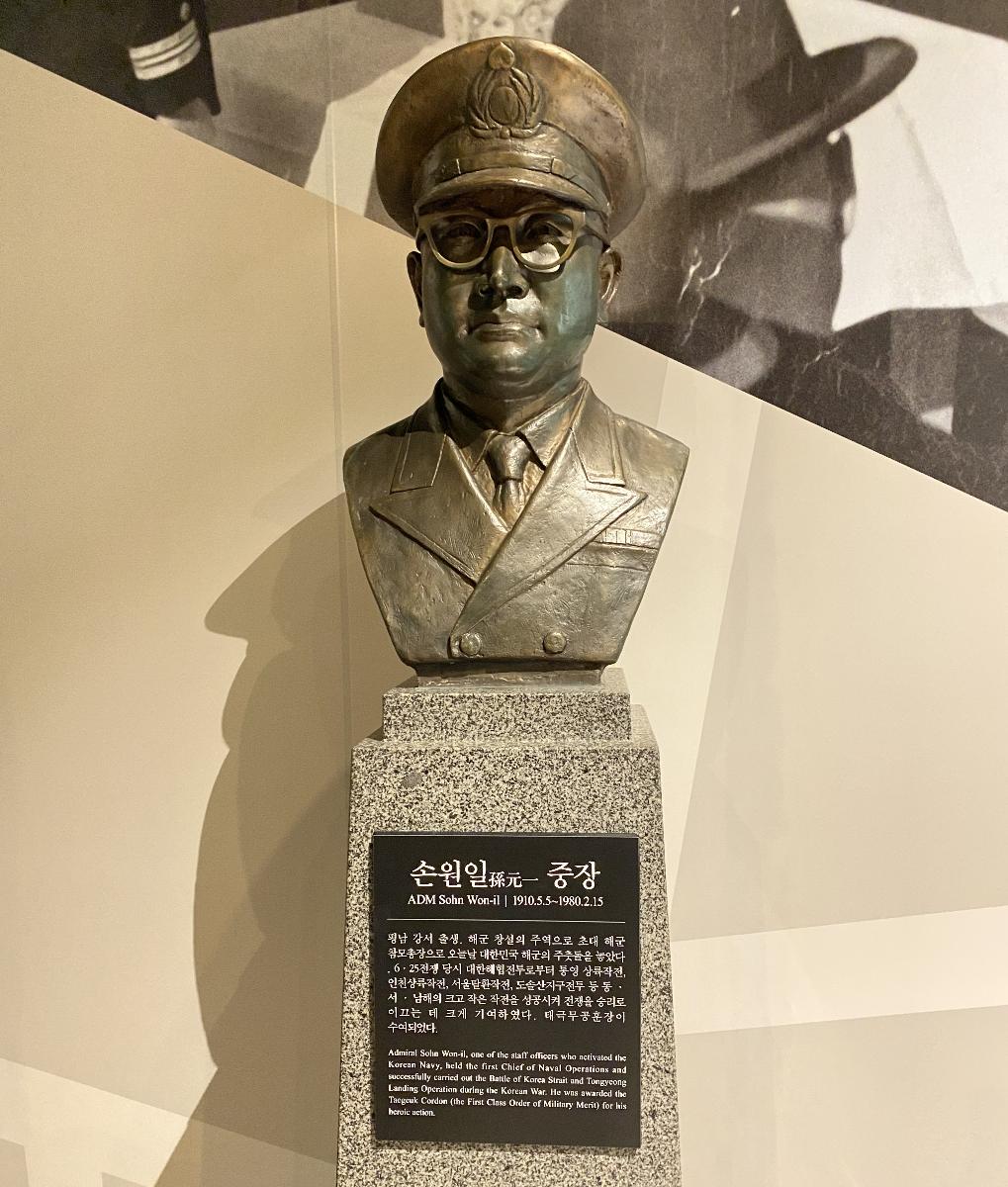 손원일 중장(1910년~1980년) : 평양 강서출생. 해군 창설의 주역으로 초대 해군 참모총장으로 오늘날 대한민국 해군의 주춧돌을 놓았다. 6.25전쟁 당시 대한해협전투로부터 통영 상륙작전, 인천상륙작전, 서울탈환작전, 도솔산지구전투등등 서.남해의 크고 작은 작전을 성공시켜 전쟁을 승리로 이끈 데 크게 기여하였다. 태극무공훈장이 수여되었다(출처 : 용산 전쟁기념관)