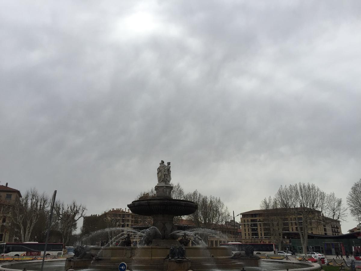 로통드 분수(Fontaine de La Rotonde )는 미라보 대로의 시작점에 있는 가장 큰 분수