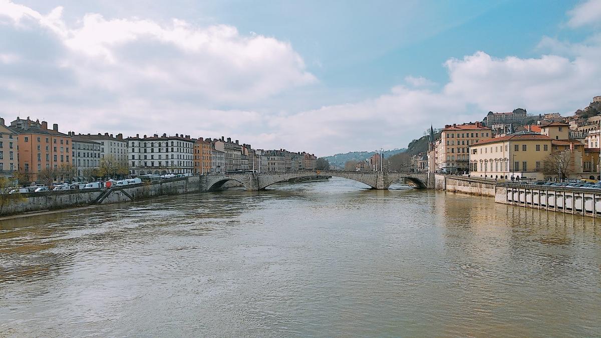 리옹(Lyon)의 론(Rhône)강:알프스산맥에서 발원하여 프랑스를 거쳐 지중해로 들어가는 강)