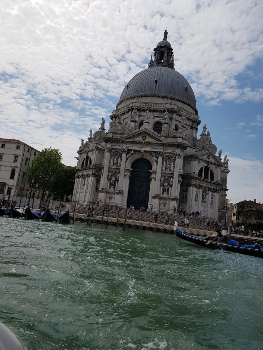 산타 마리아 델라살루테 성당(Basilica di Santa Maria della Salute) : 정면을 장식한 정교한 대리석 조각상과 웅장한 스케일 덕에 베네치아에서 가장 아름다운 건축물중 하나로 꼽힌다.