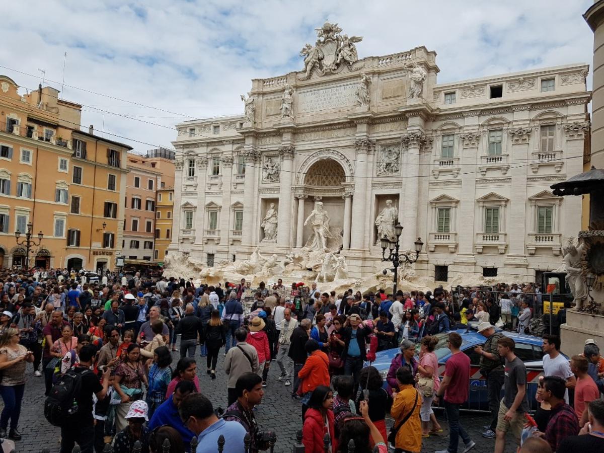트레비 분수(Trevi Fountain) 앞