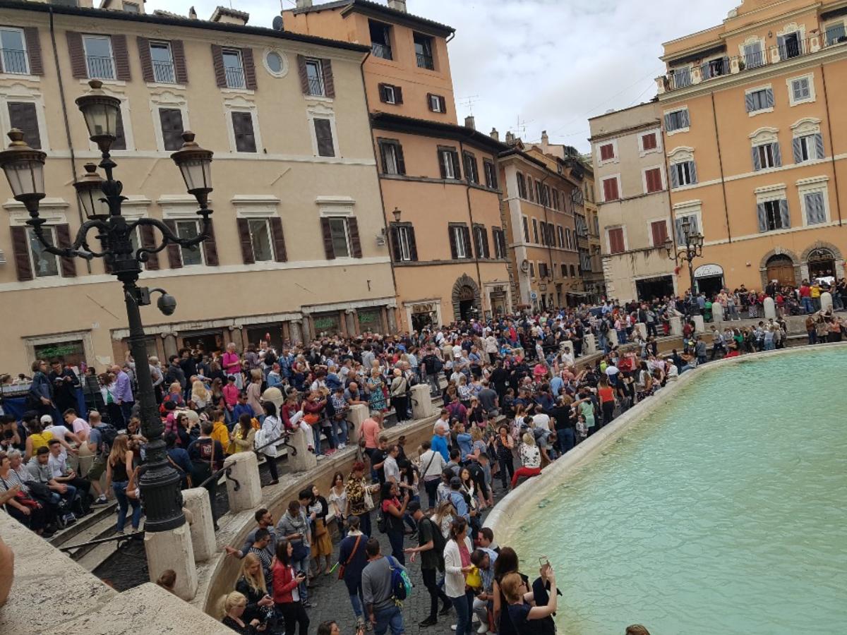 트레비 분수(Trevi Fountain) 앞