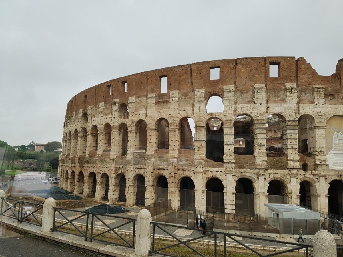 콜로세움(영어:Colosseum, 이탈리아어:Colosseo)