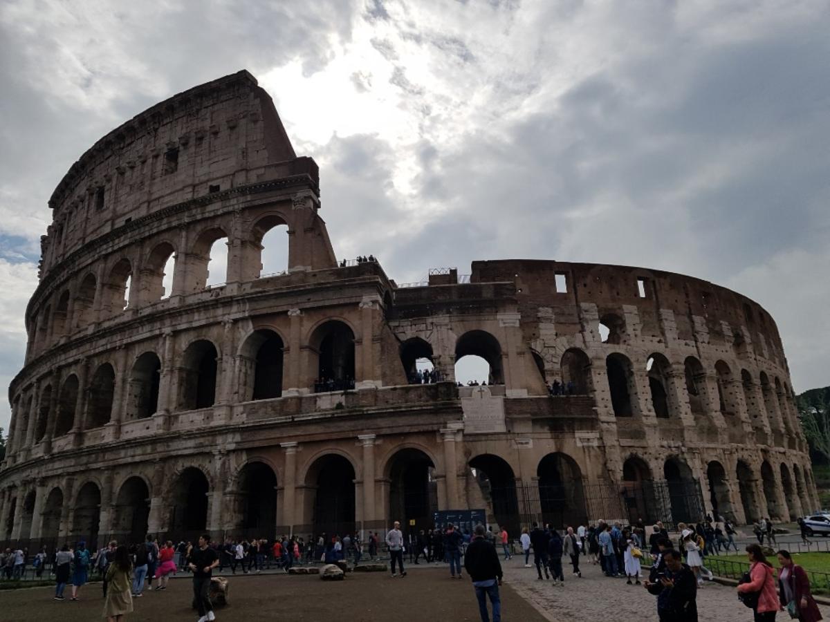 콜로세움(영어:Colosseum, 이탈리아어:Colosseo)