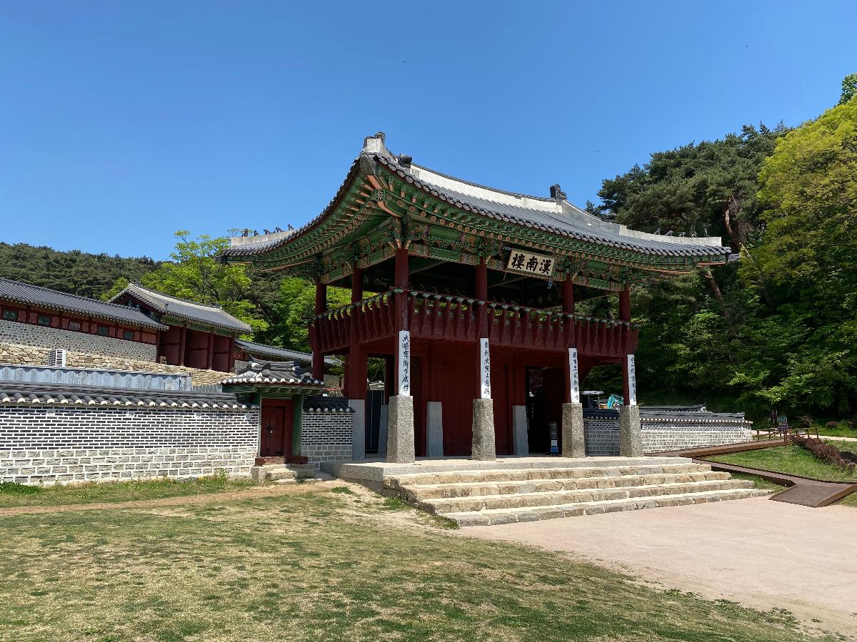 한남루(행궁입구) : 상, 하궐을 포괄하는 행궁 외곽 담장의 정문에 해당하는 행궁 외삼문의 누각이다. 정조 22년에 광주 유수 홍억이 행궁 입구에 한남루라는 누문을 대문으로 세웠으나 20세기 초반에 붕괴되었다. 한남루란 한강 남쪽 성진(城鎭)의 누대라는 뜻이며 프랑스 영사 프랑뎅(Hippolyte Frandin)이 찍은 사진을 바탕으로 2011년 같은 위치에 한남루를 복원하였다(내용참조- 경기도청, https://www.gg.go.kr/)
