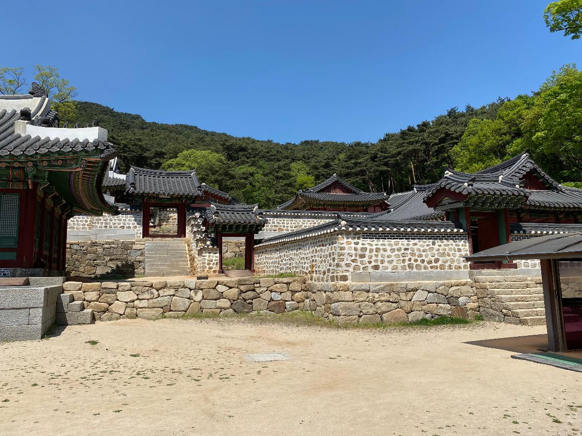 남한산성 행궁전경 - 임금이 서울의 궁궐을 떠나 도성 밖으로 행차하는 경우 임시로 거처하는 곳
