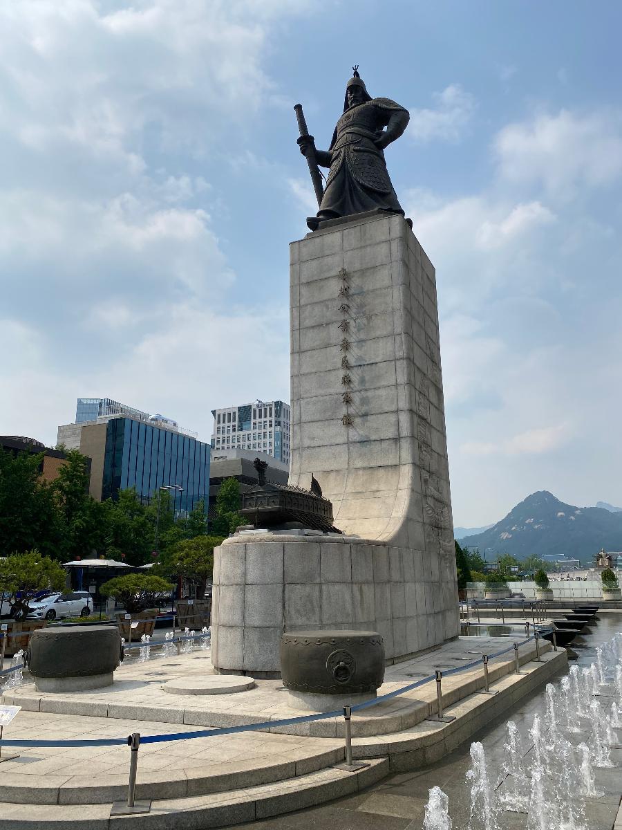 늠름한 충무공 이순신 장군 동상