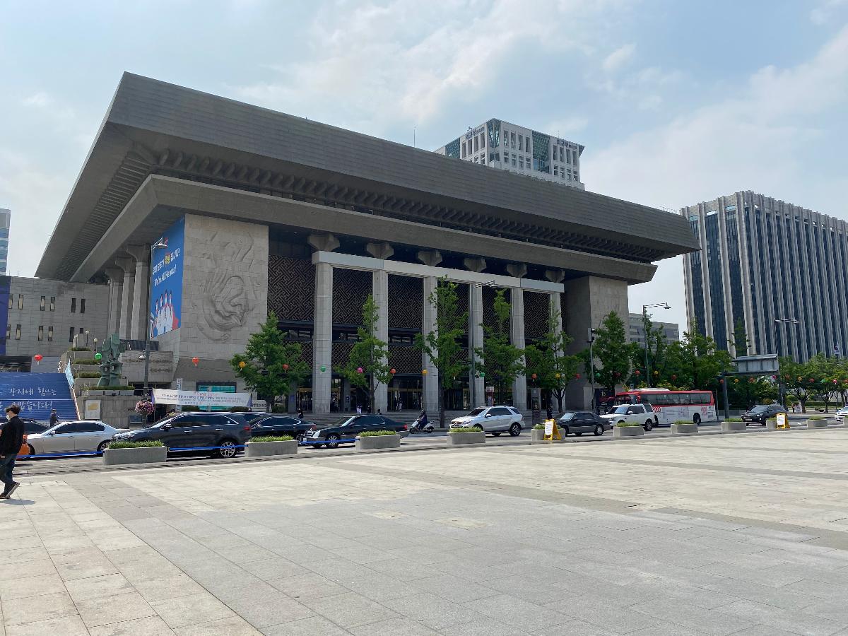 광화문 광장에서 바라본 세종 문화회관