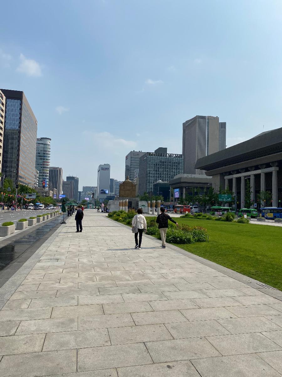 광화문광장에서 산책하는 시민들