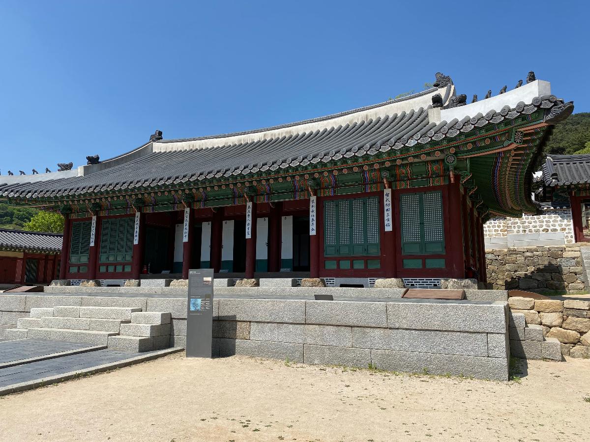 외행전(外行殿) : 하궐의 중심 건물로 인조 3년에 준공되었으며 정면 7칸, 측면 4칸으로 상궐 내행전과 동일한 전체 28칸 건물이지만 바닥 면적이 내행전 보다 작고, 내행전에 비해 6m 정도 낮은 곳에 지었다. 병자호란 당시 왕이 병사들에게 음식을 베푸는 호궤를 이곳에서 행하였으며, 한봉에서 청나라 군이 홍이포를 쏘아 포환이 외행전 기둥을 맞추었다는 기록이 있다. 좌승당이 지어지기 전에는 광주부 유수의 집무실로 사용되었으며 현재 외행전은 2010년에 중건된 것으로, 발굴과정에서 통일신라 관련 유구들이 확인되어 건물지와 기와를 쌓은 곳 일부를 보존하고 있다(내용참조 - 경기도청, https://www.gg.go.kr/)