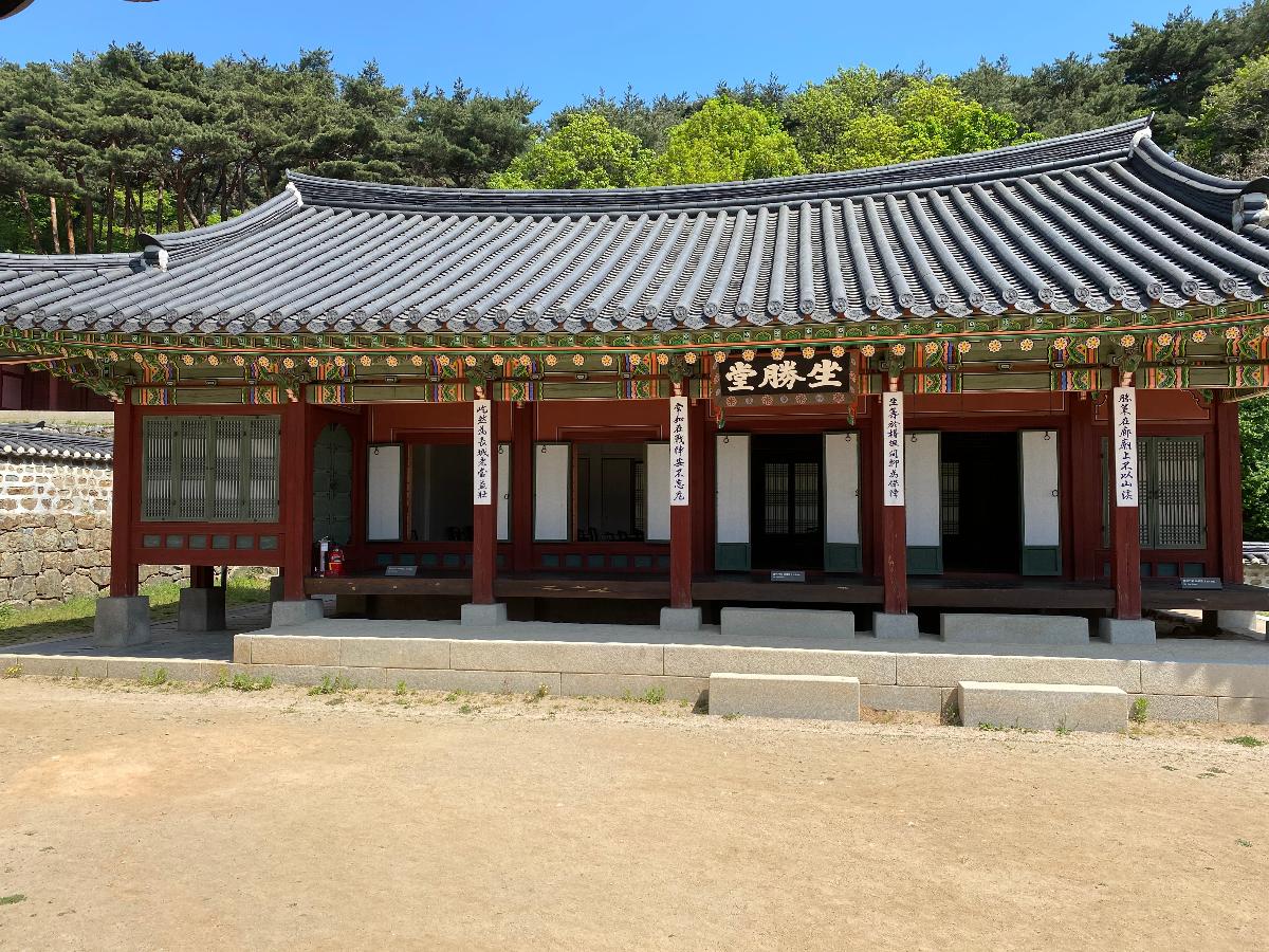 좌승당(坐勝堂) : 상궐 내행전의 북쪽, 담장의 밖에 있었던 좌승당은 광주부 유수의 집무용 건물로 순조 17년 광주부 유수 심상규가 건립하였다. 뜰로 나서면 좌우 문이 있는데 왼쪽문은 좌숙문이라 하여 북쪽 담밖으로 나무다리를 놓아서 통했다. 오른쪽 문은 의정문이라 하여 하궐 뒤로 통했다. 좌승이란 ‘앉아서도 싸우지 않고 이길 수 있다’는 의미를 지니고 있다. 발굴 조사 결과 건물의 기초부분이 잘 남아 있음이 확인되었고 정면 6칸, 측면 3칸으로 된 겹처마 팔작지붕으로 복원이 완료된 상태이다.(내용참조 - 경기도청, https://www.gg.go.kr/)