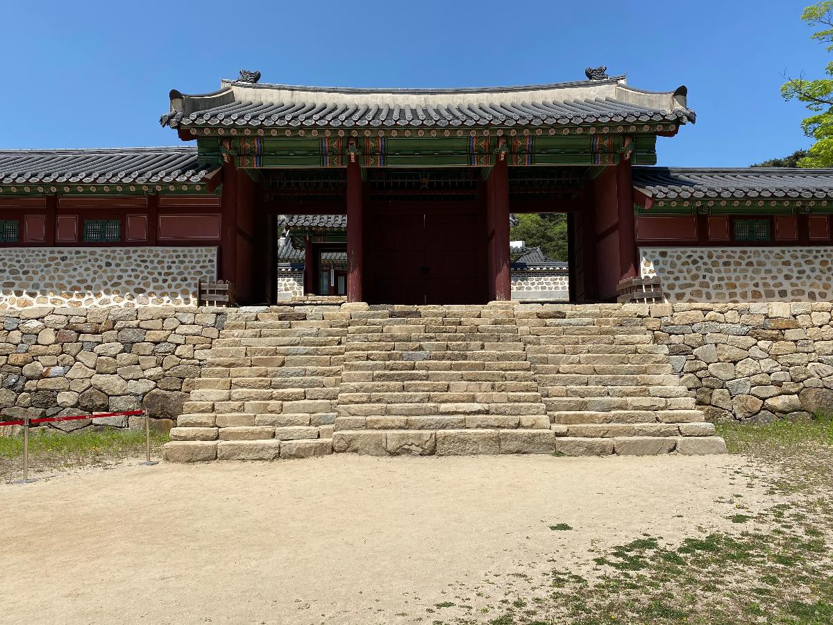 외삼문(外三門) : 한남루(행궁입구)에서 외삼문을 지나면 외행전 방향으로 들어가게 된다. 동헌이나 객사 앞에는 통로가 셋 있는 삼문(三門)이 설치되었다. 가운데 문으로는 수령과 사신,빈객들이  왼쪽 문으로는 향토의 양반이나 아전들이 오른쪽 문으로는 군관이나 장교 또는 백성들이 드나들었다. 용어참고 : 문화콘텐츠닷컴(http://www.culturecontent.com)