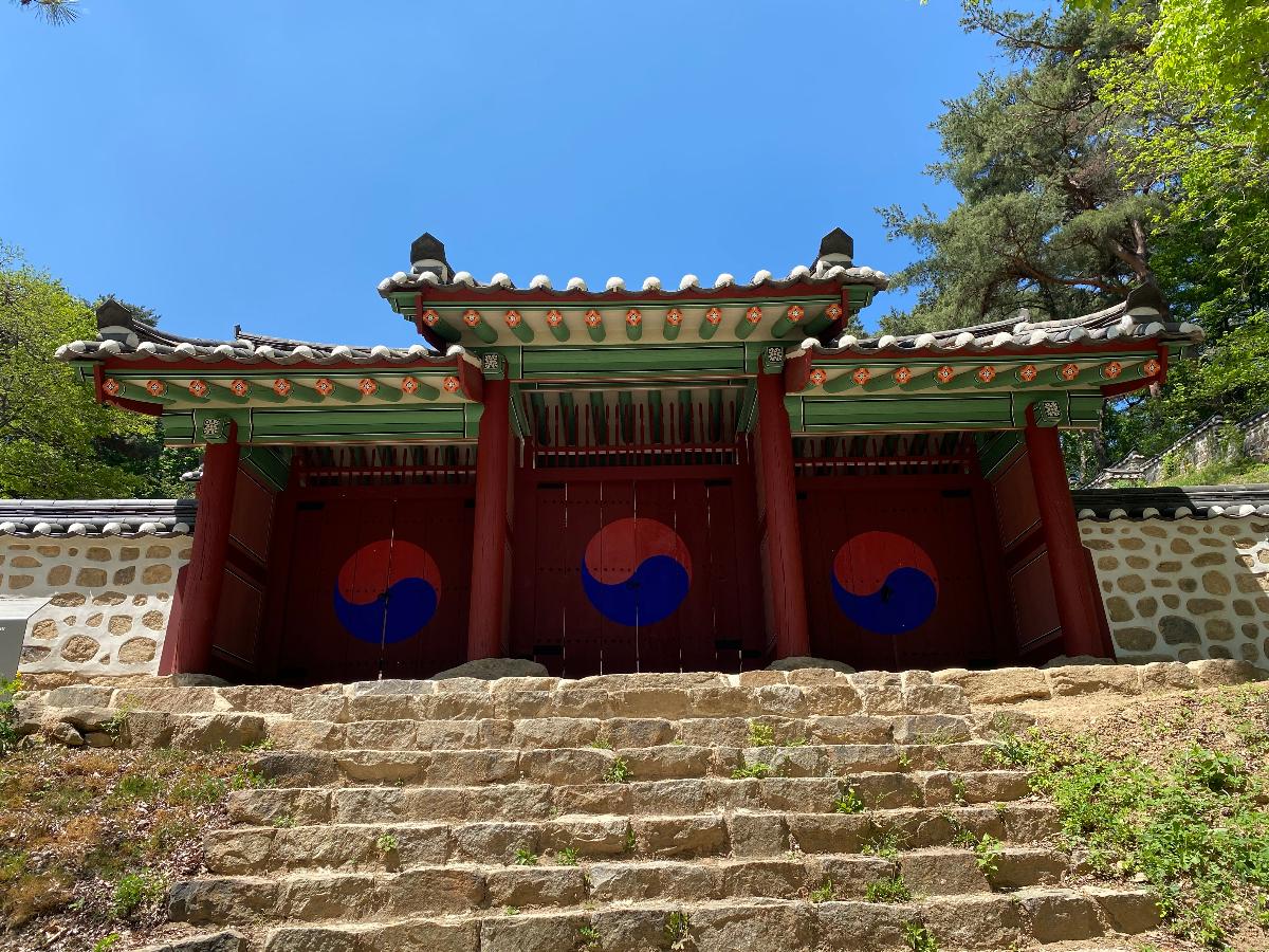 숭렬전(崇烈殿) : 백제의 시조 온조왕과 산성 축성 당시 책임자였던 이서 장군의 영혼을 모신 사당