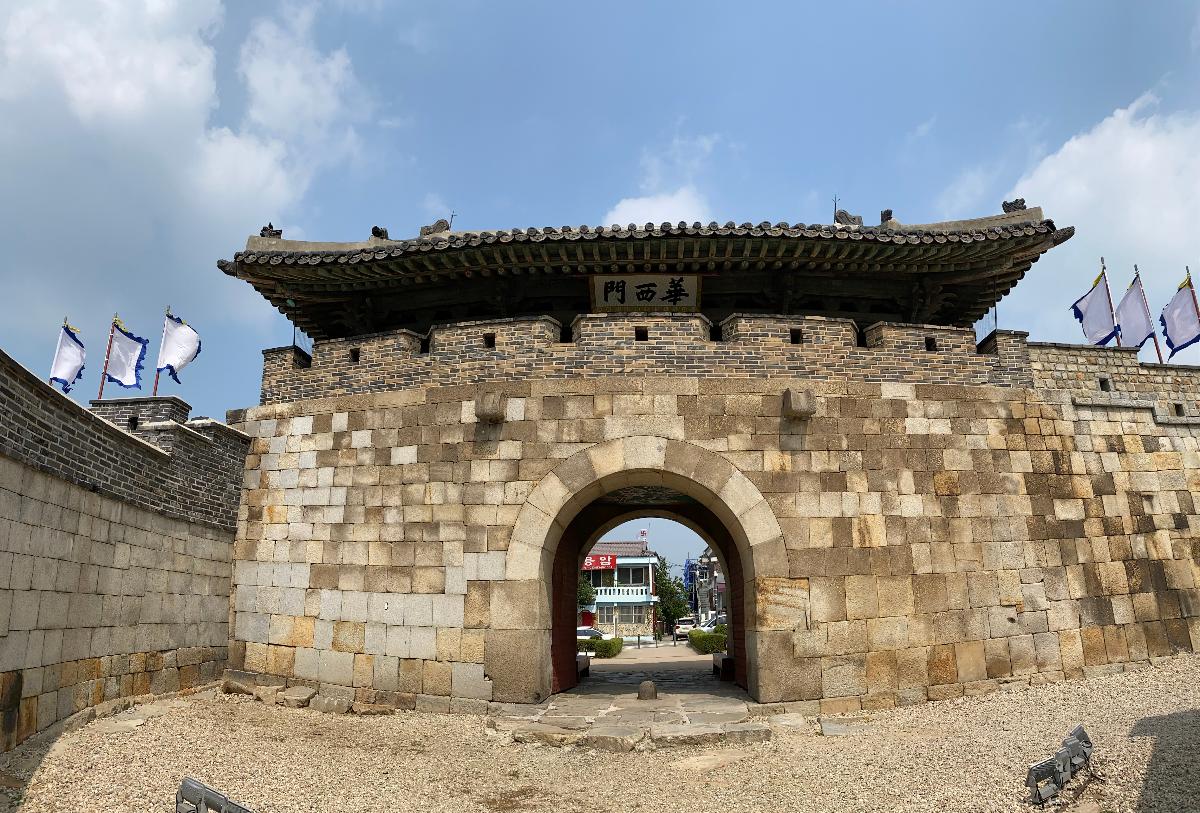 화서문(華西門) 1 :  화성의 4대문 중 서쪽 대문이며 1795년(정조 19) 7월 21일 공사를 시작하여 1796년(정조 20) 1월 8일 마쳤다. 화성 서쪽의 남양만과 서해안 방면으로 연결되는 통로 역할을 하였다. 