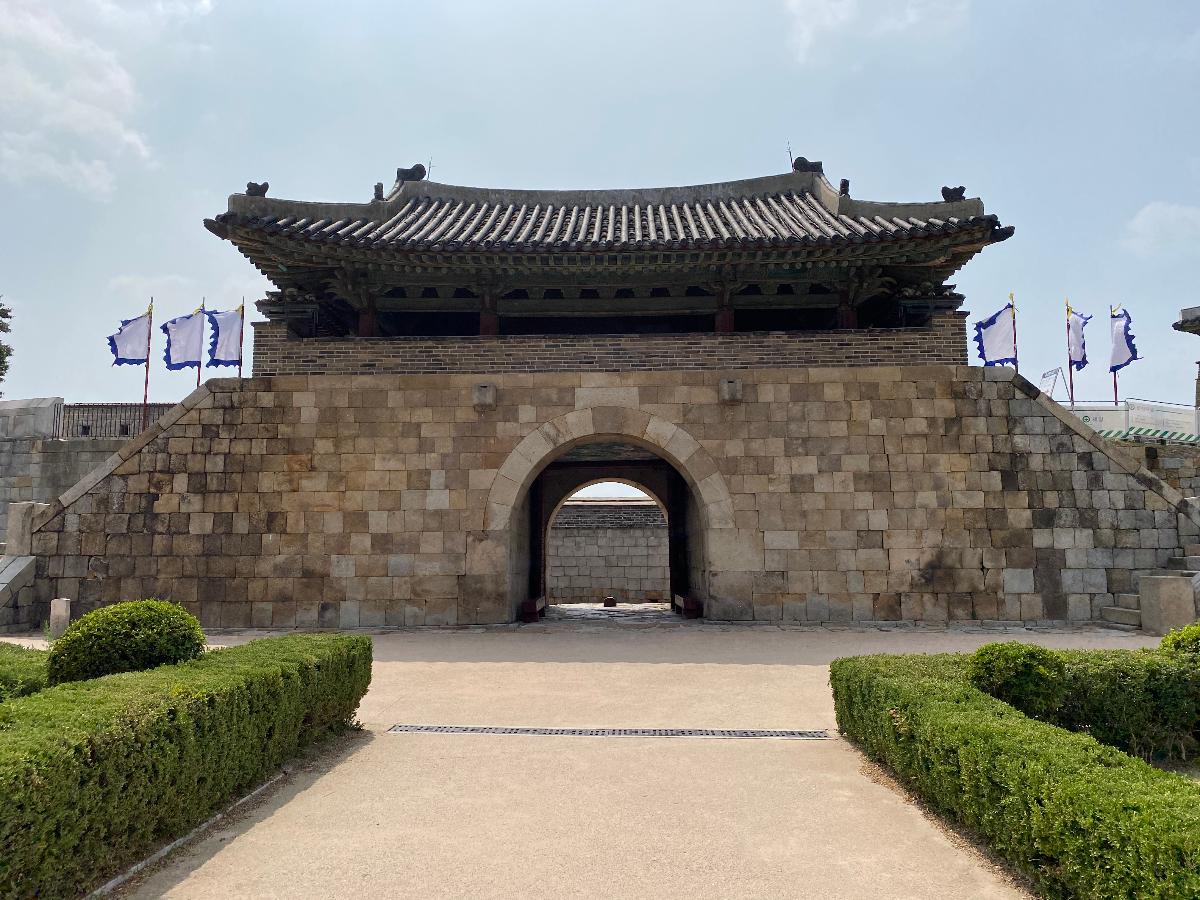 화서문(華西門) 2 : 화성의 4대문 중 서쪽 대문이며 1795년(정조 19) 7월 21일 공사를 시작하여 1796년(정조 20) 1월 8일 마쳤다. 화성 서쪽의 남양만과 서해안 방면으로 연결되는 통로 역할을 하였다. 