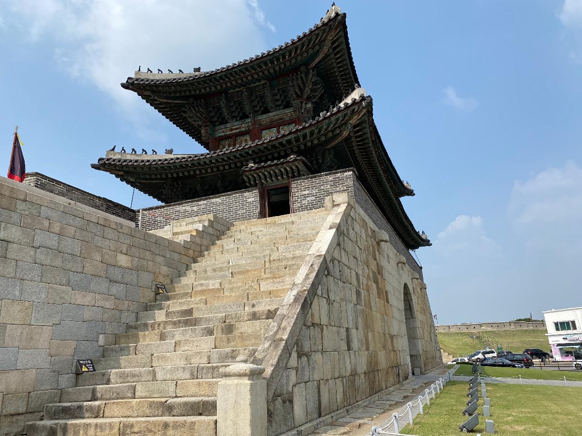 화서문(華西門) 3 : 화성의 4대문 중 서쪽 대문이며 1795년(정조 19) 7월 21일 공사를 시작하여 1796년(정조 20) 1월 8일 마쳤다. 화성 서쪽의 남양만과 서해안 방면으로 연결되는 통로 역할을 하였다. 