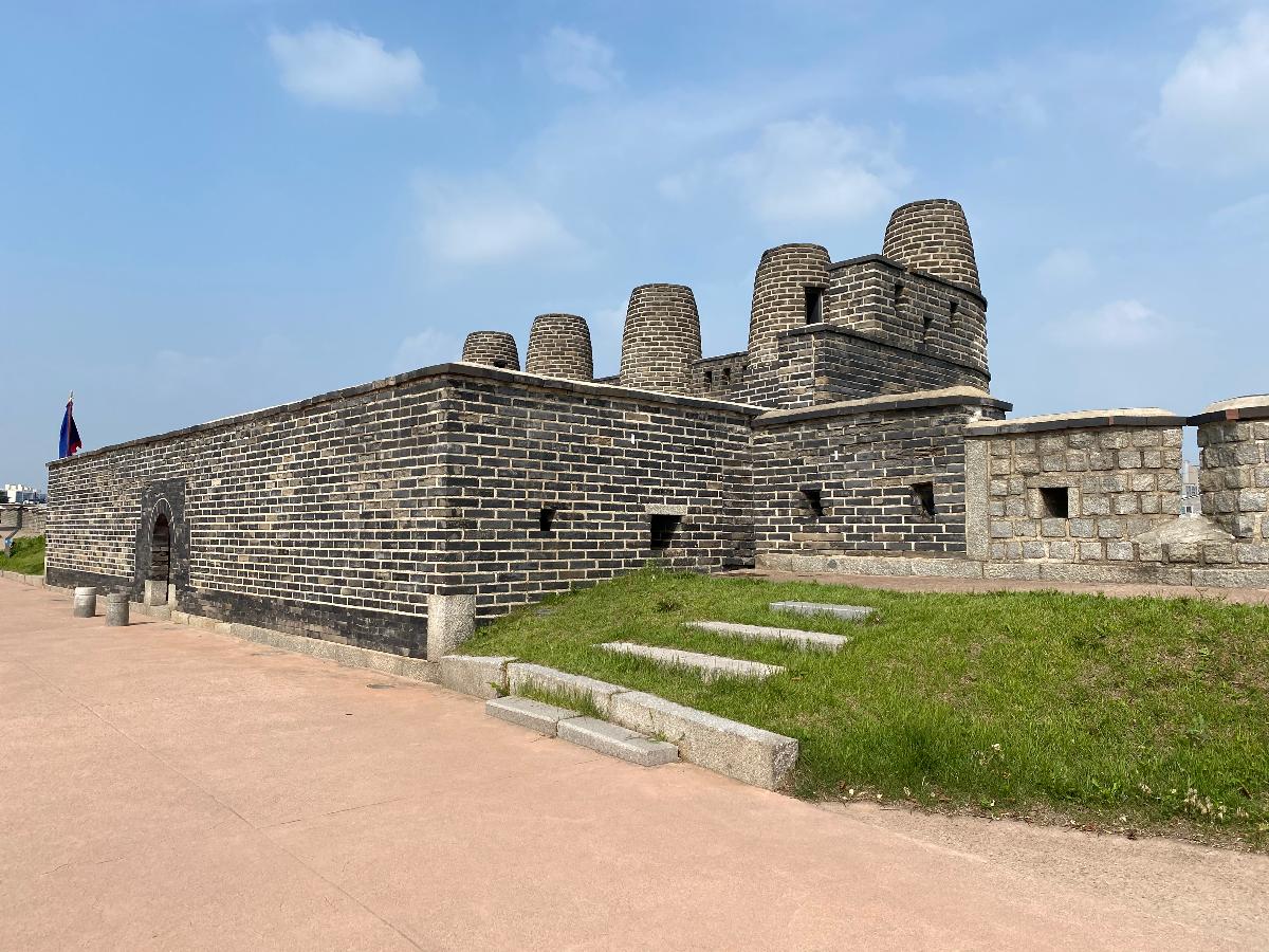 봉돈(烽墩) 1 : 1796년 6월 17일 완성된 수원 화성 봉돈(烽墩)은 일반적인 봉수대(烽燧臺)가 주변을 잘 살필 수 있는 산 정상에 별도의 시설로 만들어진 것과 달리 화성 성벽에 맞물려 벽돌로 만든 것이 특징이다.우리나라 성곽 양식에서는 보기 드문 형식으로 마치 예술작품처럼 정교하게 만든 수원화성의 대표시설이다.평상시 남쪽 첫 번째 화두(횃불구멍)에서 횃불이나 연기를 올려 용인 석성산과 흥천대 봉화로 신호를 보낸다(참조 : 수원관광(https://www.suwon.go.kr)