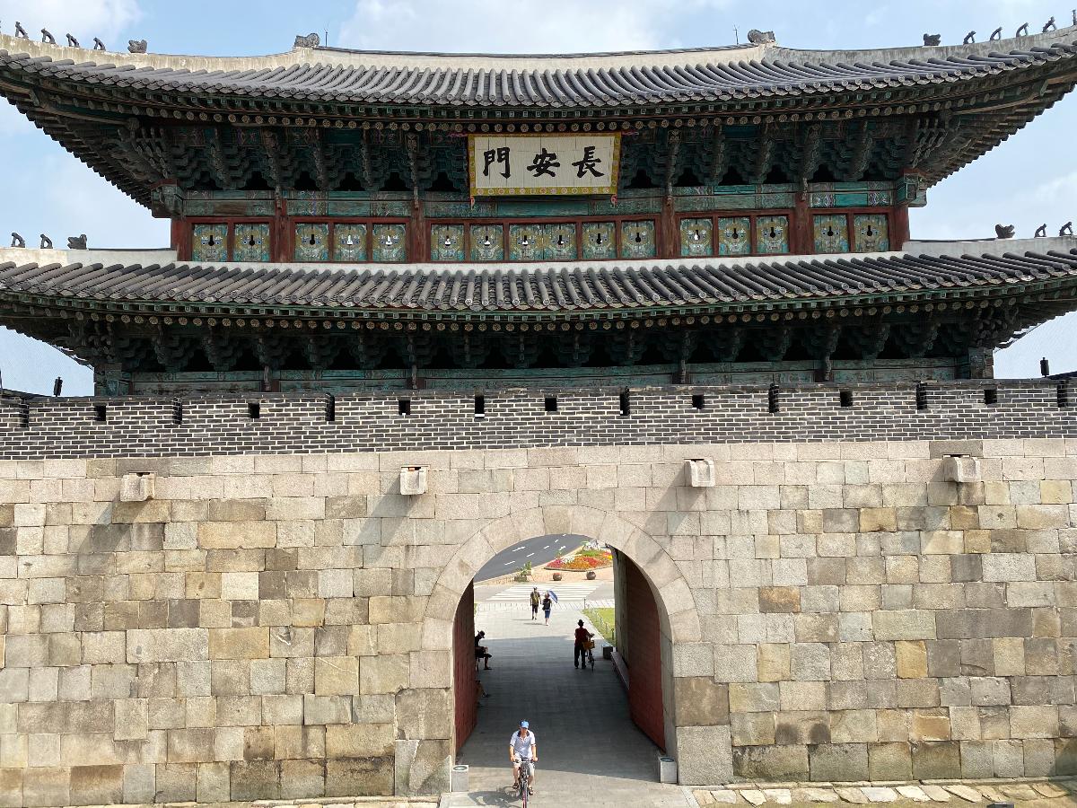 장안문(長安門) 1 : 화성의 4대문중 북쪽 문으로 수원화성의 정문이다. 장안이라는 말은 수도를 상징하는 말이자 백성들의 안녕을 의미한다. 장안문은 남문인 팔달문과 더불어 화성에서 가장 웅장하고 높은 격식을 갖춘 건물이다. 2층의 누각은 네 모서리 추녀가 길게 경사를 이루면서 용마루(지붕 가운데 부분에 있는 가장 높은 수평마루)와 만나는 우진각 지붕형태이다. 서울의 숭례문, 흥인지문과 함께 조선 시대 성문을 대표하던 장안문은 한국 전쟁 때 폭격으로 파괴되어 1975년에 다시 복원하였다.