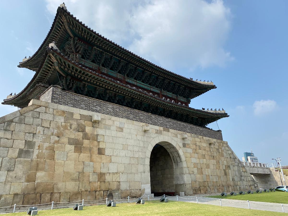 장안문(長安門) 2 : 화성의 4대문중 북쪽 문으로 수원화성의 정문이다. 화성 내부에서 바라본 장안문