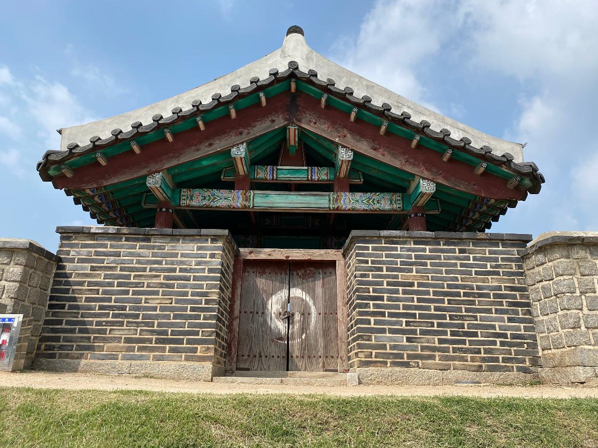 북동포루(北東砲樓) 1 : 장안문의 동쪽에 설치한 화포를 갖춘 시설이다. 화성에는 모두 5곳의 포루가 있다. 우리나라에서는 임진왜란 이후 포루가 등장했는데 정약용은 중국의 제도를 두루 살펴 발전된 형태의 포루를 설계했다. 포루는 벽돌로 만든 3층 구조로, 아래 두 층은 화포나 총을 쏠 수 있도록 만들었고 상층은 군사들은 적을 감시하고 공격할 수 있도록 누각을 만들었다. - 참고 : Cultural Heritage Wiki(http://dh.aks.ac.kr/~heritage/wiki/index.php/Cultural_Heritage_Wiki)