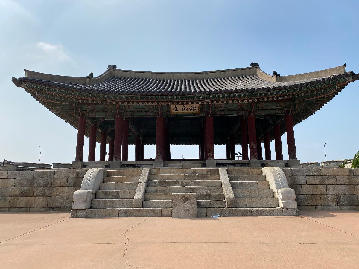 동장대(東將臺) 1 : 장수가 군사훈련을 지휘하던 곳이다. 화성에는 두 곳의 장대가 있는데 동장대는 평상시 군사들이 훈련하는 장소로 쓰고, 서장대는 군사훈련 지휘소로 썼다. 무예를 수련하는 공간이었기에 연무대(鍊武臺)라고 하였다. 동장대는 화성 동편 시야가 트이고 평탄한 곳에 있다.  - 참고 : Cultural Heritage Wiki(http://dh.aks.ac.kr/~heritage/wiki/index.php/Cultural_Heritage_Wiki)