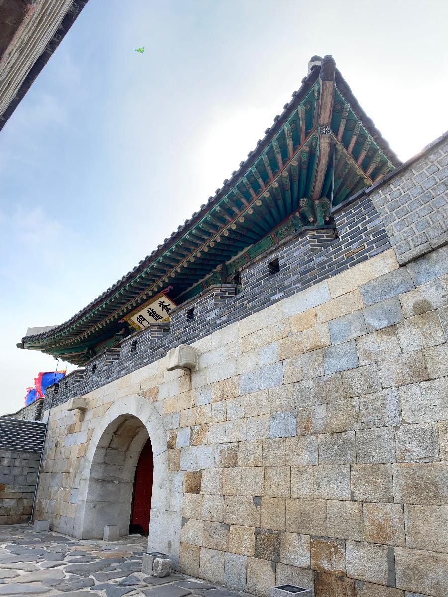창룡문(蒼龍門) 1 : 창룡문은 화성의 4대문 중 동쪽 문이다. 창룡은 곧 청룡으로 풍수지리상 좌청룡이며 동쪽을 의미한다. 성문을 보호하기 위한 옹성을 반달모양으로 쌓았는데 장안문, 팔달문과 달리 한쪽을 열어놓았다.