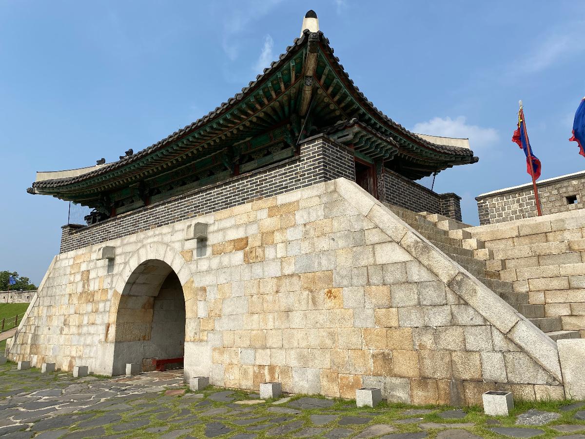 창룡문(蒼龍門) 2 : 창룡문은 화성의 4대문 중 동쪽 문이다. 창룡은 곧 청룡으로 풍수지리상 좌청룡이며 동쪽을 의미한다. 성문을 보호하기 위한 옹성을 반달모양으로 쌓았는데 장안문, 팔달문과 달리 한쪽을 열어놓았다.