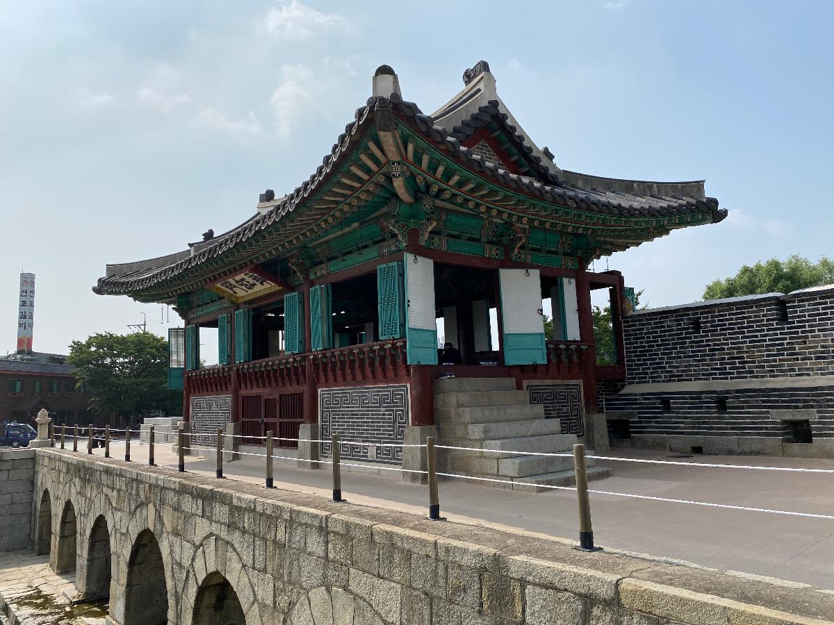 수원화성 북수문(北水門) 1 : '화홍문'이라는 별칭으로 더 많이 알려져 있다. 북수문은 화성의 북쪽 성벽이 수원천과 만나는 곳에 설치한 수문이다. 일곱 칸의 홍예문 위로 돌다리를 놓고 그 위에 누각을 지었다.  누각은 본래 적군의 동태를 살피고 공격할 수 있도록 만든 군사시설이지만 평소에는 주변경치를 즐기는 정자로 쓰였다. 수문 양 끝에는 팔각의 돌기둥을 세우고 이무기 조각을 앉혀 놓았다. 수문을 통해 흘러온 물이 물보라를 일으키며 장쾌하게 떨어지는 아름다운 경치로 손꼽힌다 - 참고 : Cultural Heritage Wiki(http://dh.aks.ac.kr/~heritage/wiki/index.php/Cultural_Heritage_Wiki)