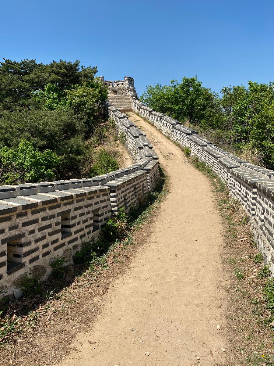 연주봉옹성 : 옹성은 일반적으로 성문을 보호하기 위해 성문 밖으로 한 겹의 성벽을 더 둘러쌓은 이중의 성벽을 말한다. 남한산성에는 모두 5개의 옹성이 있는데, 이 옹성은 북서쪽의 요충지인 연주봉을 확보하기 위하여 설치하였다.