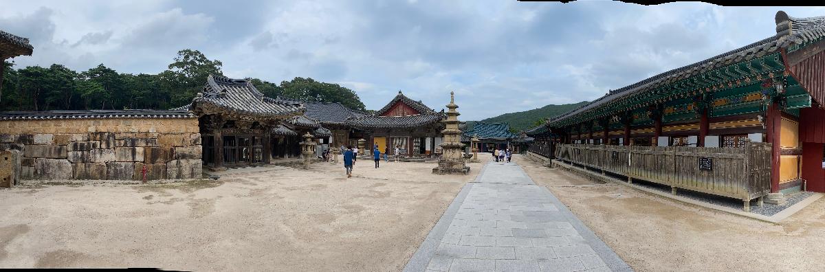 대웅전(大雄殿)앞의 전경 - 통일 신라 후기의 석조문화재 연구의 귀중한 자료인 삼층석탑이 보인다