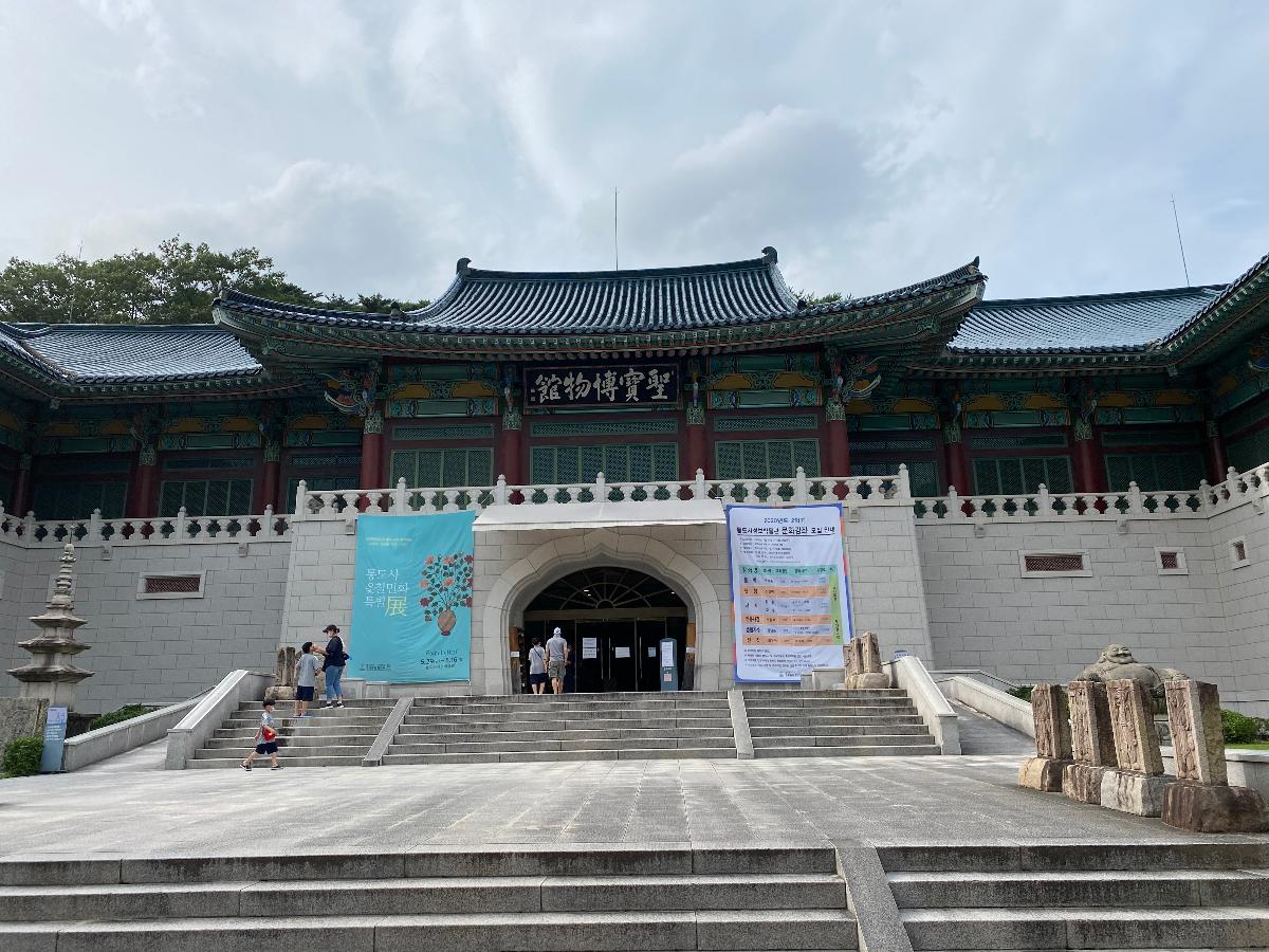 성보박물관(聖寶博物館) - 통도사 성보박물관이 소장한 각 시대별, 유형별 불교회화는 국내 박물관뿐만 아니라 세계 박물관을 통틀어 가장 풍부한 자료로서 인정받고 있다. 통도사성보박물관은 현재 불교회화를 중심으로 전시실을 운영하고 있으며, 국내 박물관으로는 유일무이한 불교회화 전문박물관으로 성장해나가고 있다. 1988년 우리나라 박물관 및 미술관 진흥법이 정한 제1종 전문박물관이며, 1993년 유네스코 산하 ICOM((International Council of Museums, 국제박물관협의회)에 등록되어 있다(참조 : 통도사 홈페이지 - http://tongdosa.or.kr/)