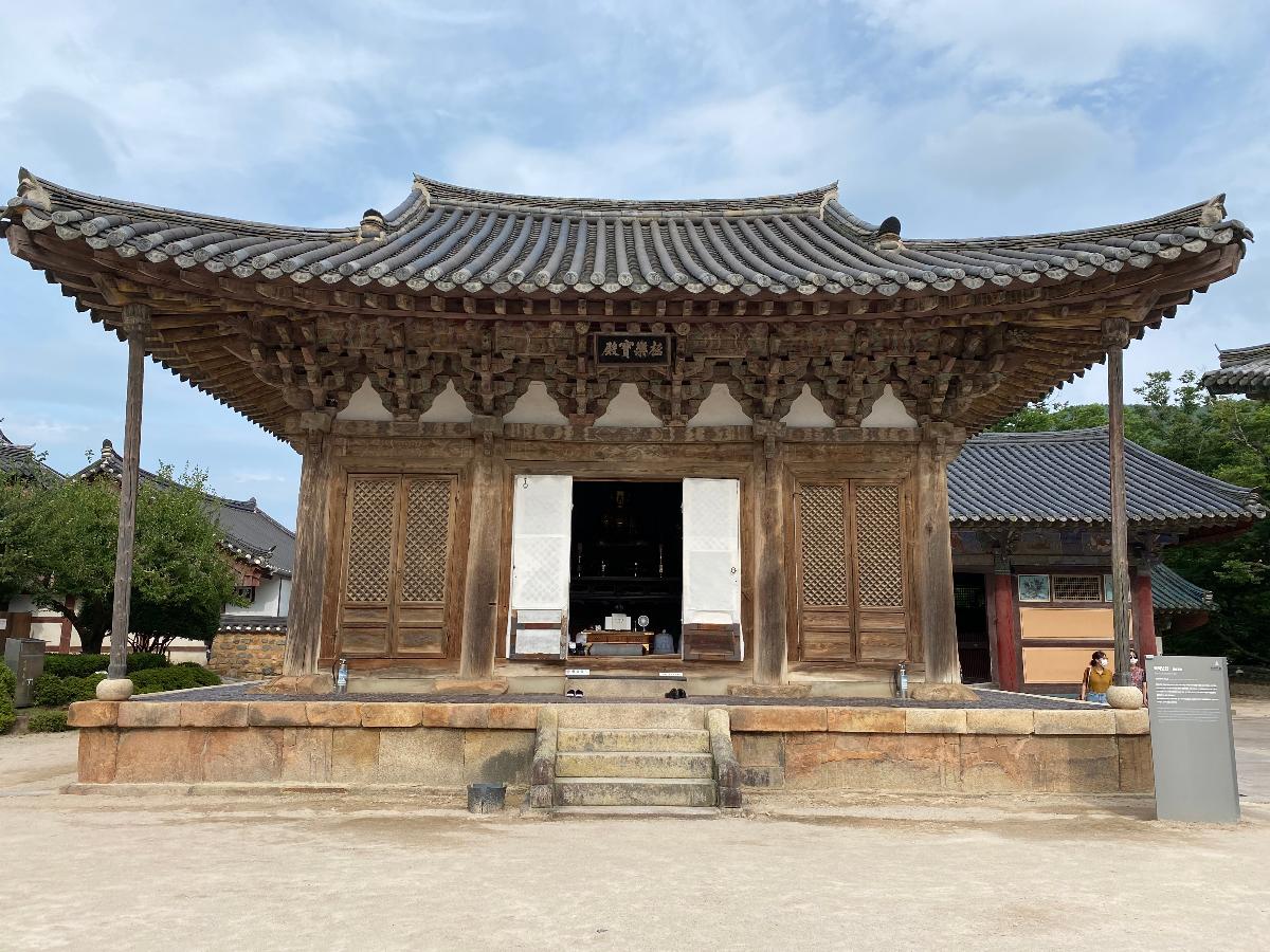 극락보전(極樂寶殿) : 극락세계에 머물며 중생을 위해 자비를 베푸는 아미타불을 주불로 모신 전각이다. 이 건물은 1369년(고려 공민왕 18년)에 성곡대사가 창건하였고, 1801년(조선 순조 1) 지홍스님이 고쳐 지은후 20세기 초에 다시 수리하여 현재에 이르고 있다. 이 건물은 일반적인 건물과 달리 측면의 어칸에 출입문을 두는 점이 특징적이다. 컨물의 뒤쪽 외벽에는 험한 바다를 건너 극락세계로 향하는 모습의 반야용선(般若龍船)도가 그려져 있어 극락전의 건축세계를 잘 보여준다(경남유형문화재 제194호)
