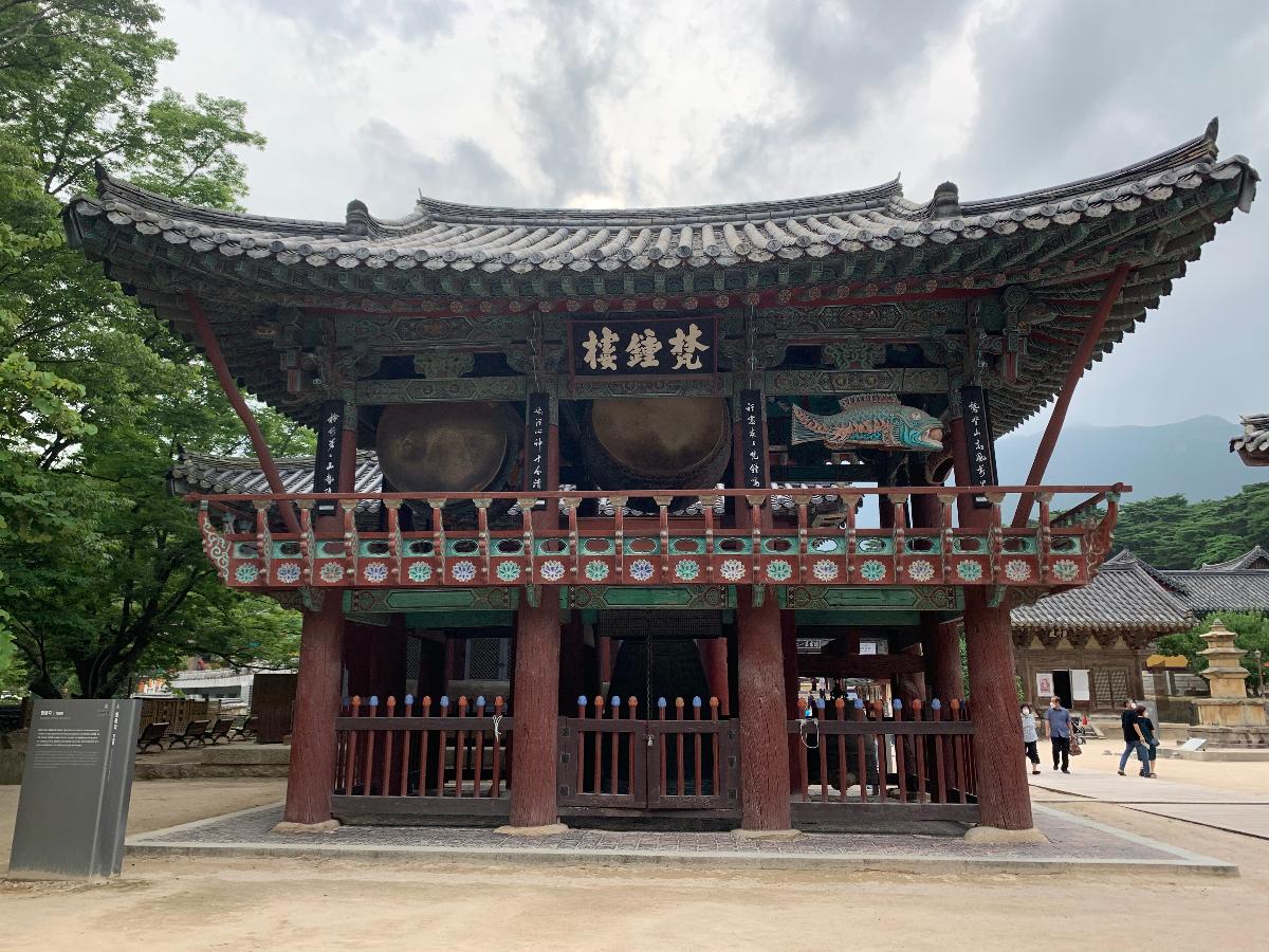 범종각(梵鍾閣) : 2층 누각 형태의 건물. 건물의 초창은 1686년(숙종 12년) 수오대사에 의해 이루어졌으나 현재의 범종각은 이후 여러 차례 중수된 것으로 보인다. 내부 상하층에는 범종, 법고, 목어, 운판등 사물을 비치하였다. 불전사물은 조석예불 의식에 사용되는 불구로 모두 소리를 내는 도구이다. 범종을 치는 것은 지옥중생을 위하여 법고는 축생의 무리를 위하여 목어는 수중의 중생을 위하여 그리고 운판은 허공의 날짐승을 위하여 사용된다